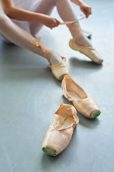 Par de chinelos femininos para ballet . — Fotografia de Stock