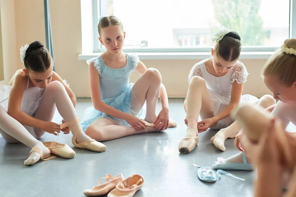 Giovane ballerina seduta sul pavimento e guardando la fotocamera . — Foto Stock