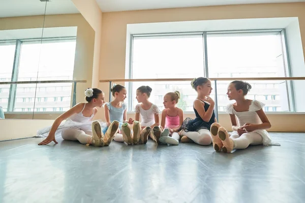Gruppo di ballerine che si parlano in studio . — Foto Stock