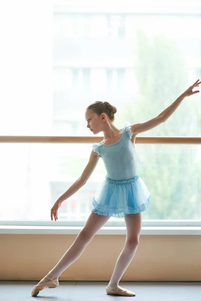 Giovane ballerina in posa in studio di danza classica . — Foto Stock