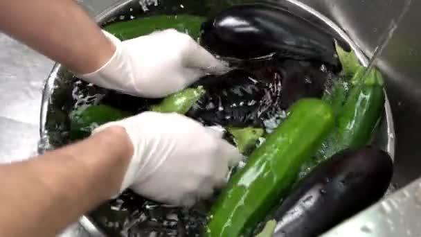 Manos lavando verduras en slow-mo . — Vídeo de stock