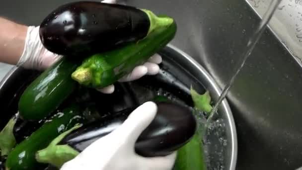 Руки миють свіжі овочі, повільно . — стокове відео