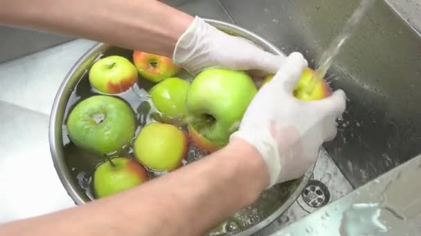 Handen wassen appels onder de kraan. — Stockvideo
