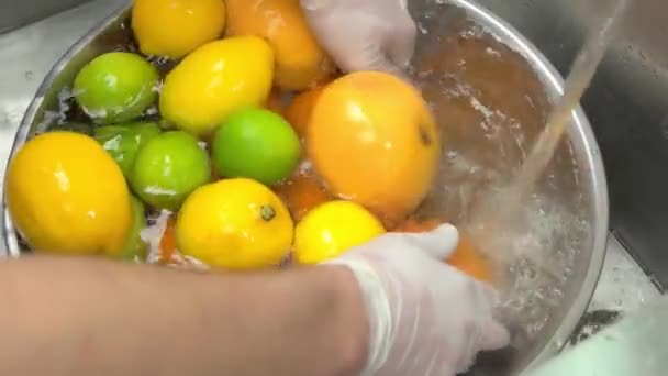 Hände waschen Zitrusfrüchte in einer Spüle. — Stockvideo