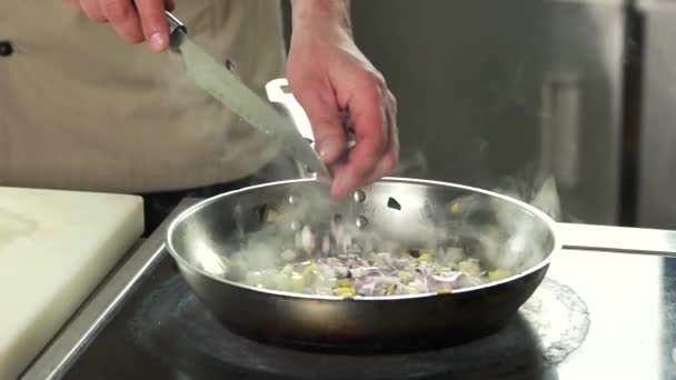 Chef tagliò a dadini la cipolla rossa e la versò sulla padella . — Video Stock