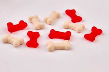 Beyaz arka planda renkli jöle kemikleri.