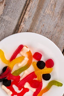 Jöle şekerli tabakta üst görünüm.