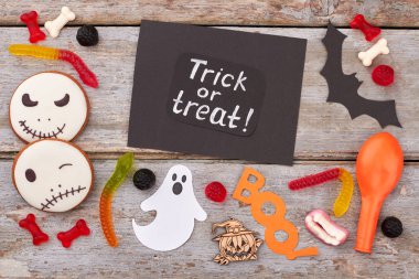 Cadılar Bayramı dekorasyon hile veya tedavi.