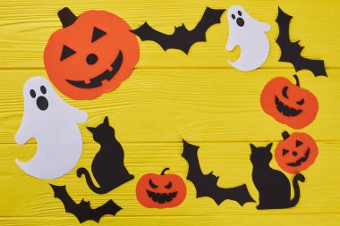 Kağıt süslemeleri ile Sarı Halloween arka plan.
