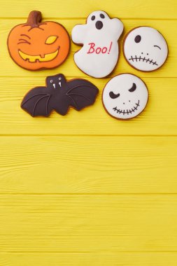 Sarı zemin üzerine çeşitli Hallowen tanımlama bilgileri.