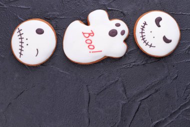 Beyaz Cadılar Bayramı gingerbread çerezleri sınır.