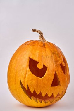 Kızgın yüz ile Halloween kabak.