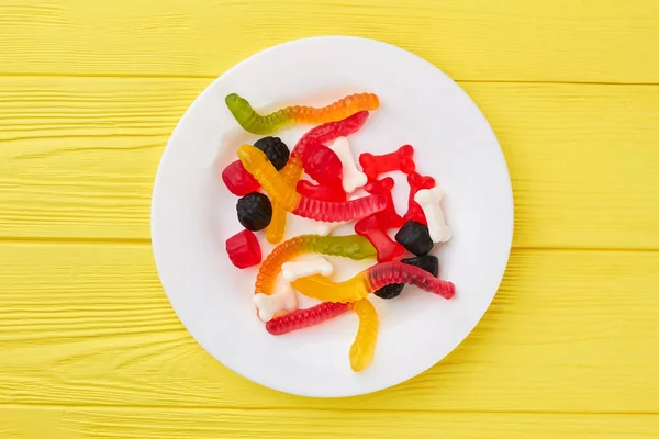 Doces de geleia coloridos no prato . — Fotografia de Stock