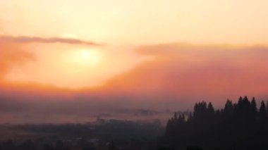 Nefes kesen sabah şafak Karpat Dağları'nda.