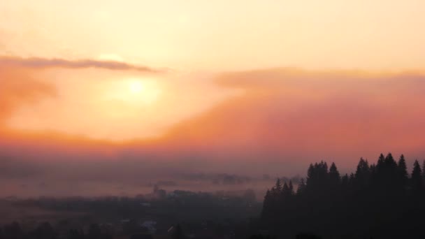 카 르 파 티아 산맥의 아름 다운 아침 새벽. — 비디오