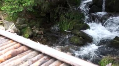 Dağ nehir taşları akan.