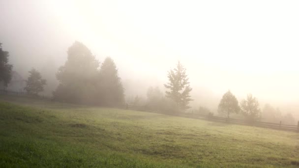 Village rural de montagne dans le brouillard . — Video