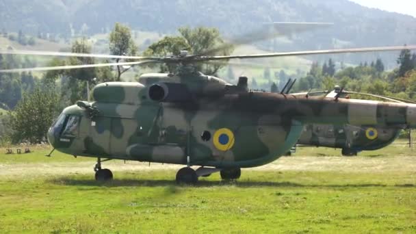 Зеленый военный вертолет на поле боя . — стоковое видео