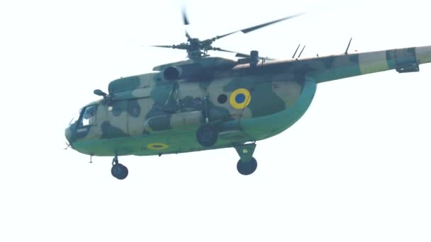 Kamuflaż wojskowy helikopter latający na niebie. — Wideo stockowe