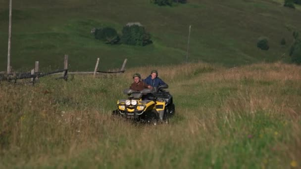 Drei Männer fahren Geländewagen vor wunderschöner Natur-Kulisse. — Stockvideo