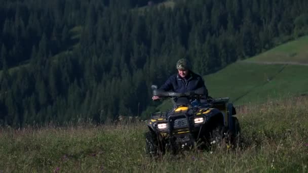 Dwóch mężczyzn jeździ quadami w górach. — Wideo stockowe