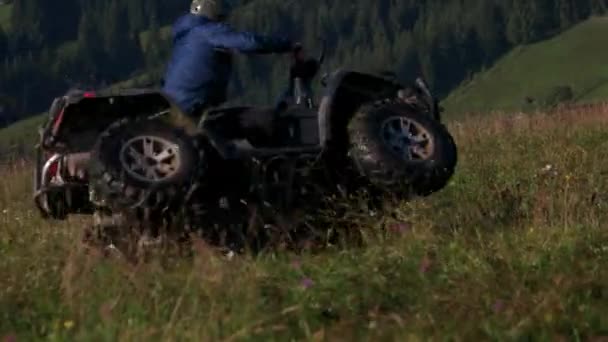 Człowiek spada ATV podczas jazdy w dół wzgórza. — Wideo stockowe