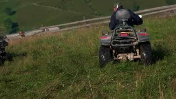 ATV zawodników w kaskach jazdy quadów w górach. — Wideo stockowe