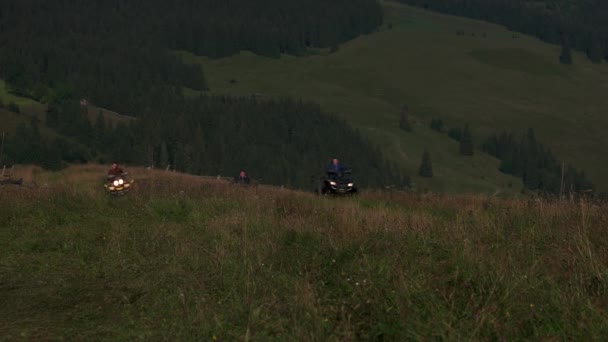 Män ridning fyrhjulingar i berget. — Stockvideo