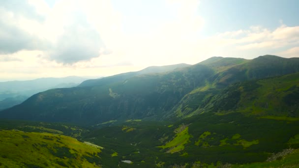 Vista panorámica de las montañas Cárpatos en verano . — Vídeos de Stock