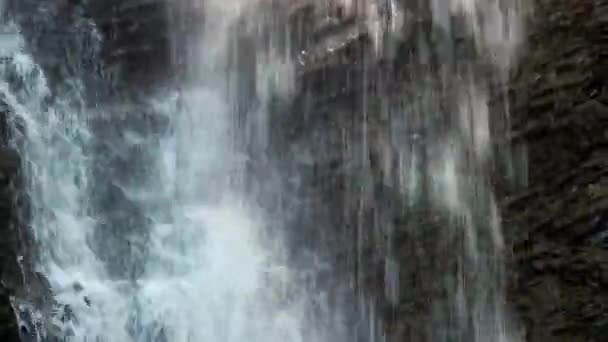 Primer plano de la pequeña cascada de montaña entre piedras . — Vídeos de Stock