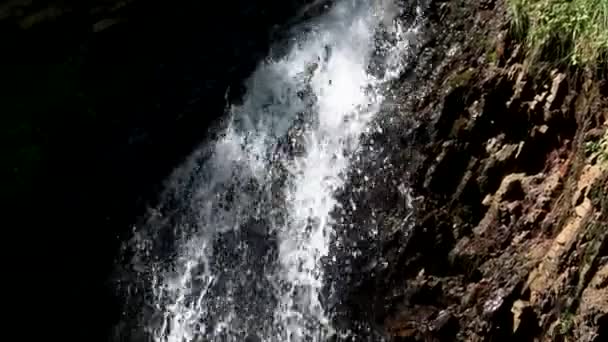 Маленький гірський водоспад крупним планом . — стокове відео