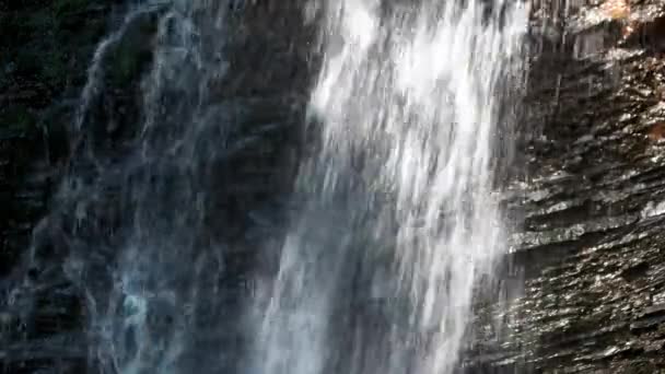 Wasserfall mit Wasser, das von Klippe fällt. — Stockvideo