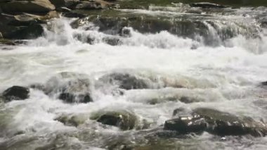 Dağlardan akarsu nehri.