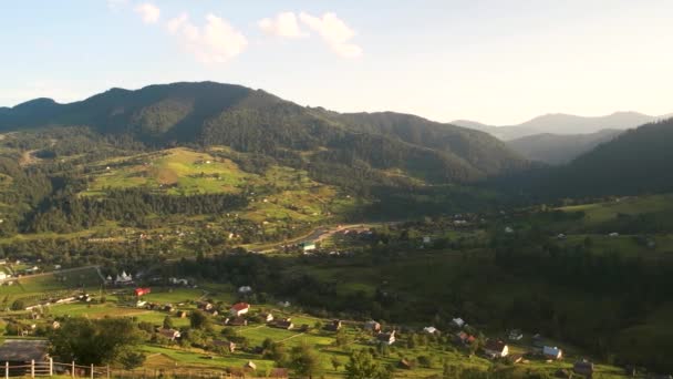 Ορεινό χωριό στα Καρπάθια κατά τη θερινή περίοδο. — Αρχείο Βίντεο