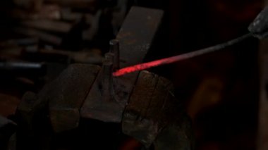 Kırmızı sıcak metal örs üzerinde.