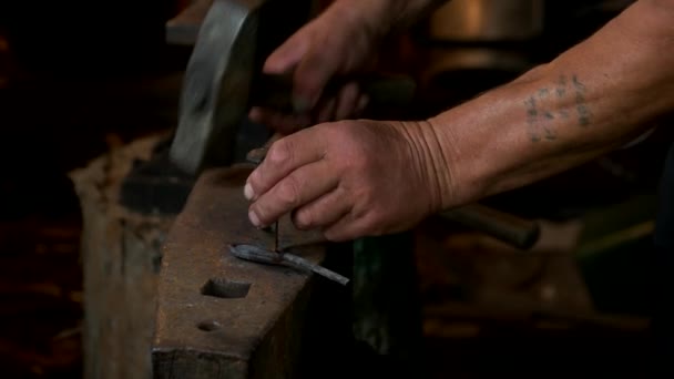 Ruce kováře, který mlátil kov kladivem. — Stock video