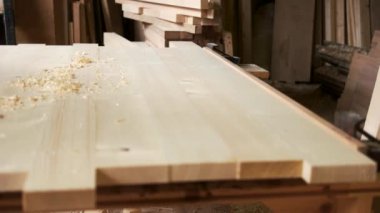 Marangoz atölyede çalışıyor..