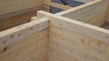 Ahşap bir ev inşaatı.