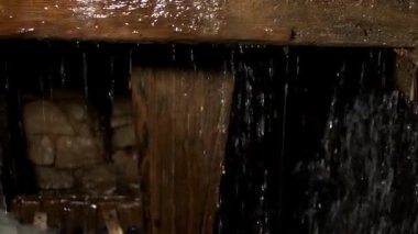 Eski ahşap çamaşır makinesi yakın.