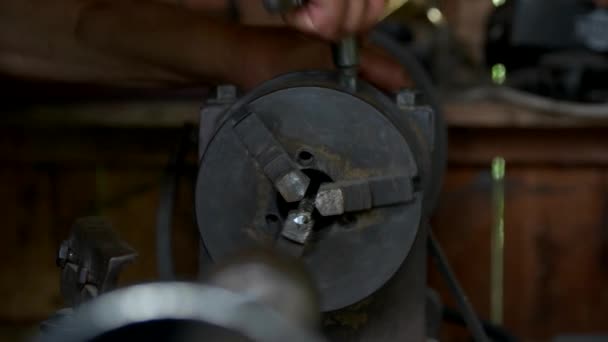 Αντρικά χέρια που εργάζονται σε τόρνο μηχανή. — Αρχείο Βίντεο