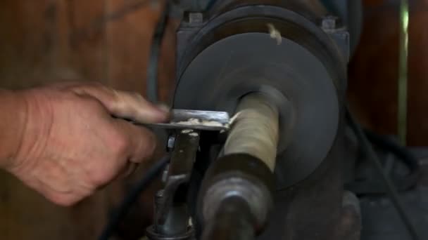 Homme travaillant avec un tour à bois . — Video