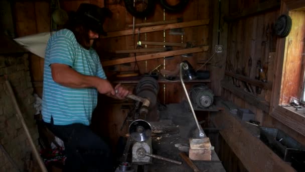 Зрелый токарь, работающий в токарном цехе . — стоковое видео