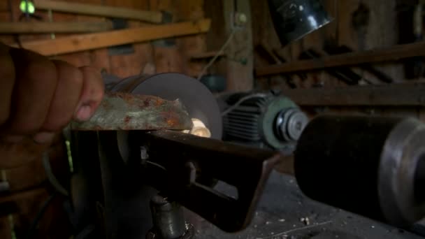 Manos de artesano trabajando en la máquina de torno en el taller . — Vídeo de stock