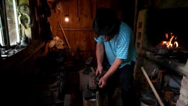 Blackmith pracující ve výhni. — Stock video