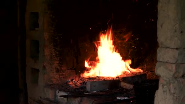 Горящий огонь в печи на кузнице . — стоковое видео