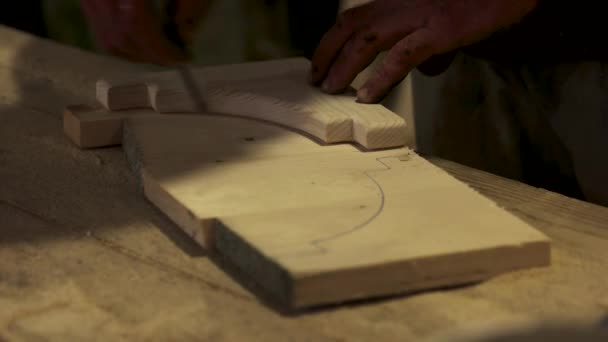 男性木匠绘制家具细节. — 图库视频影像