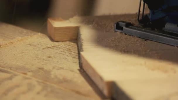 Tischlerhände polieren Holz. — Stockvideo