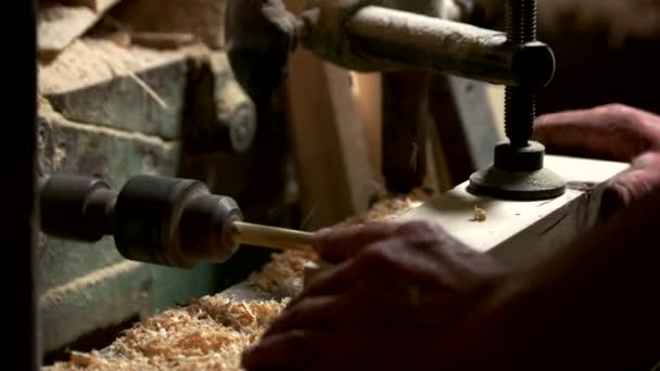 Carpintero haciendo agujero en tablero de madera con máquina eléctrica . — Vídeos de Stock
