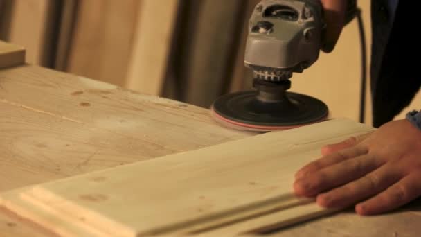 木匠用磨床磨平木板. — 图库视频影像