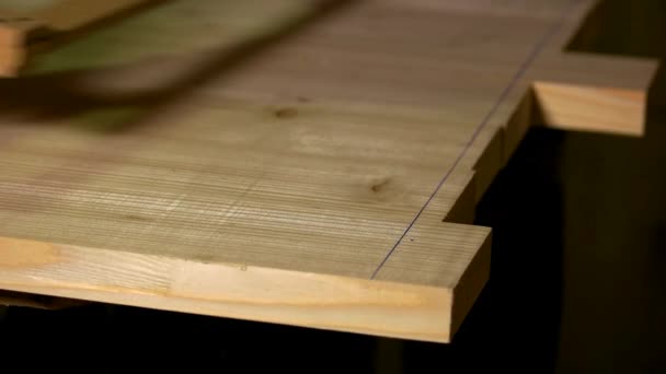 Macho carpinteiro marcação de madeira com caneta . — Vídeo de Stock